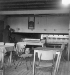 840921 Afbeelding van een deel van het interieur van het in 1969 geopende Dorpshuis 'Ons Gebouw' (Hessenweg 214) te ...